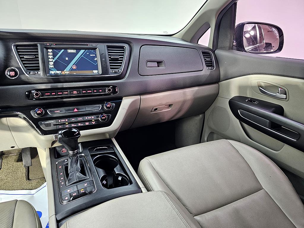 KIA Carnival - Vista 10