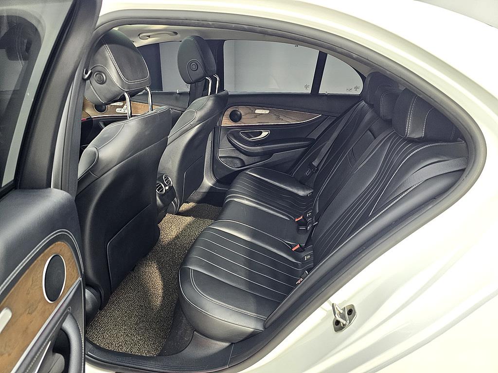 Mercedes Benz E class - Vista 9