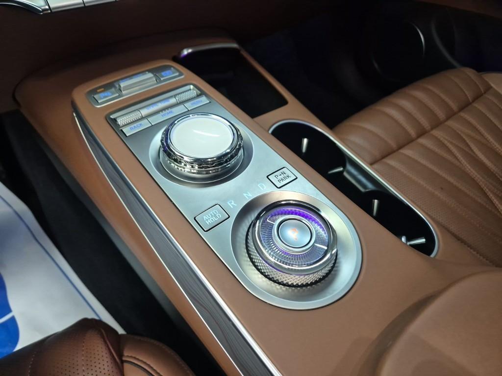 Genesis GV70 - Vista 8