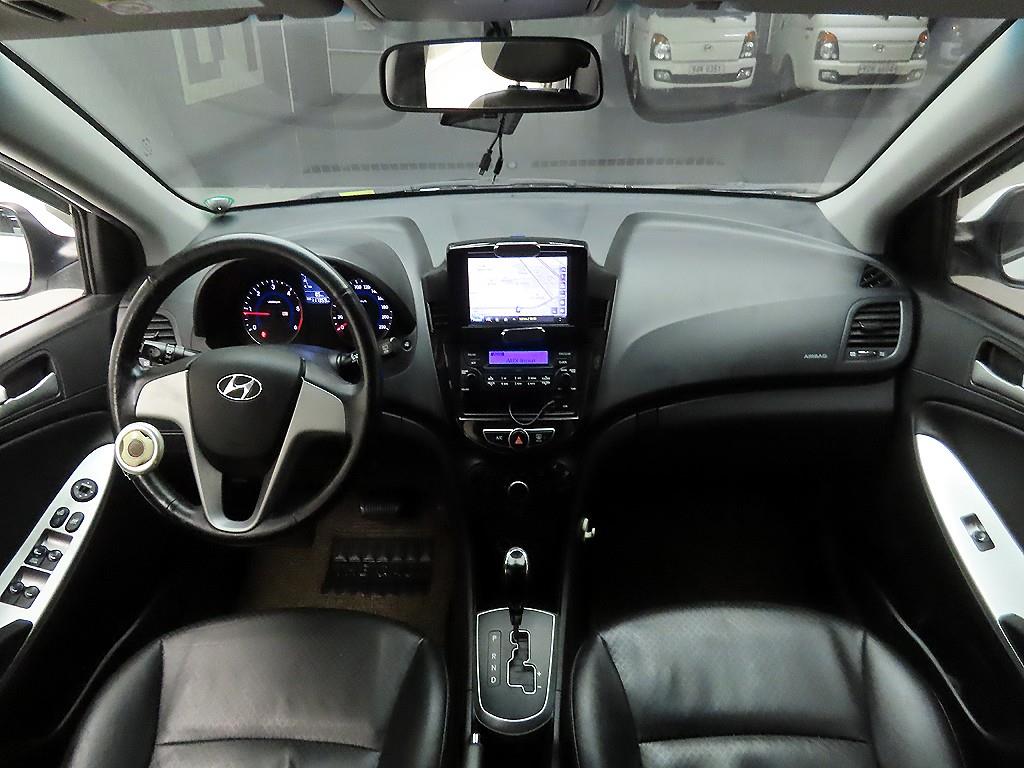 HYUNDAI Accent - Vista 8