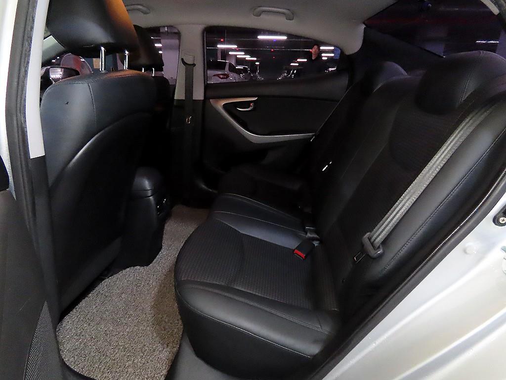 HYUNDAI Avante - Vista 7