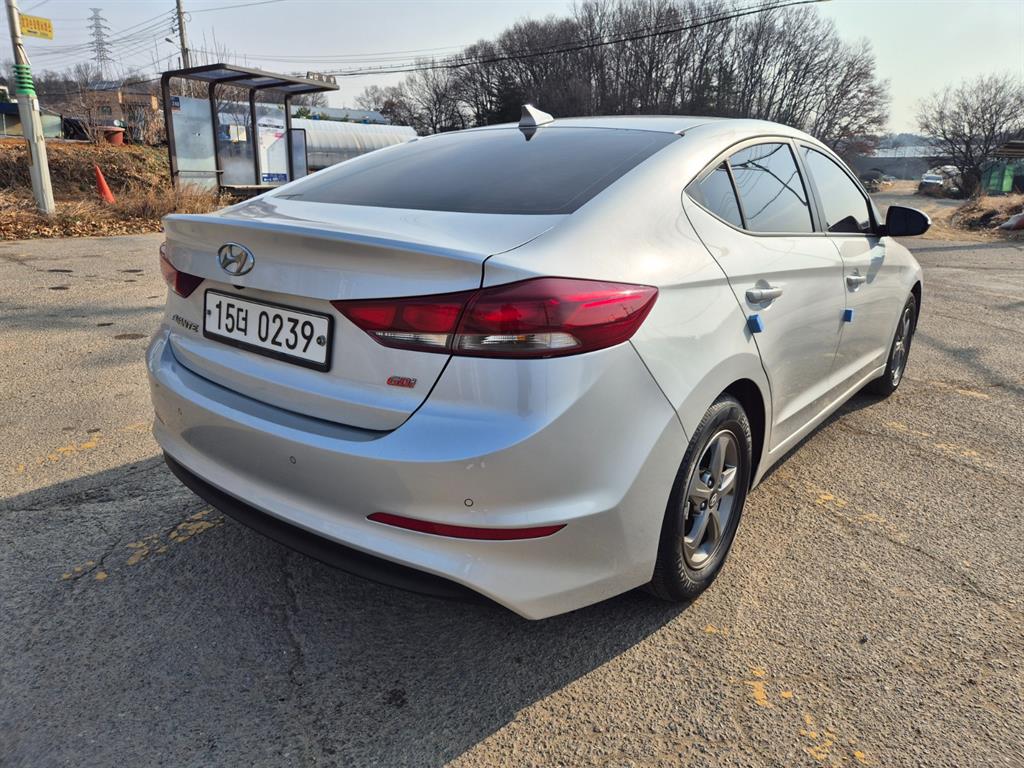 HYUNDAI Avante - Vista 5