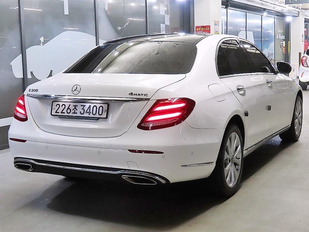 Mercedes Benz E class - Vista 4