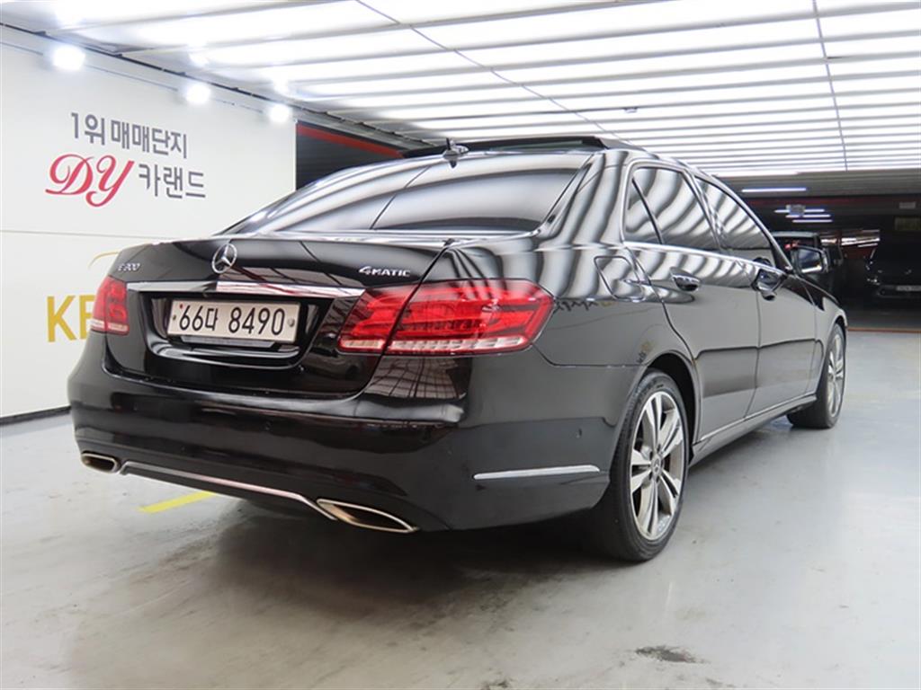 Mercedes Benz E class - Vista 4