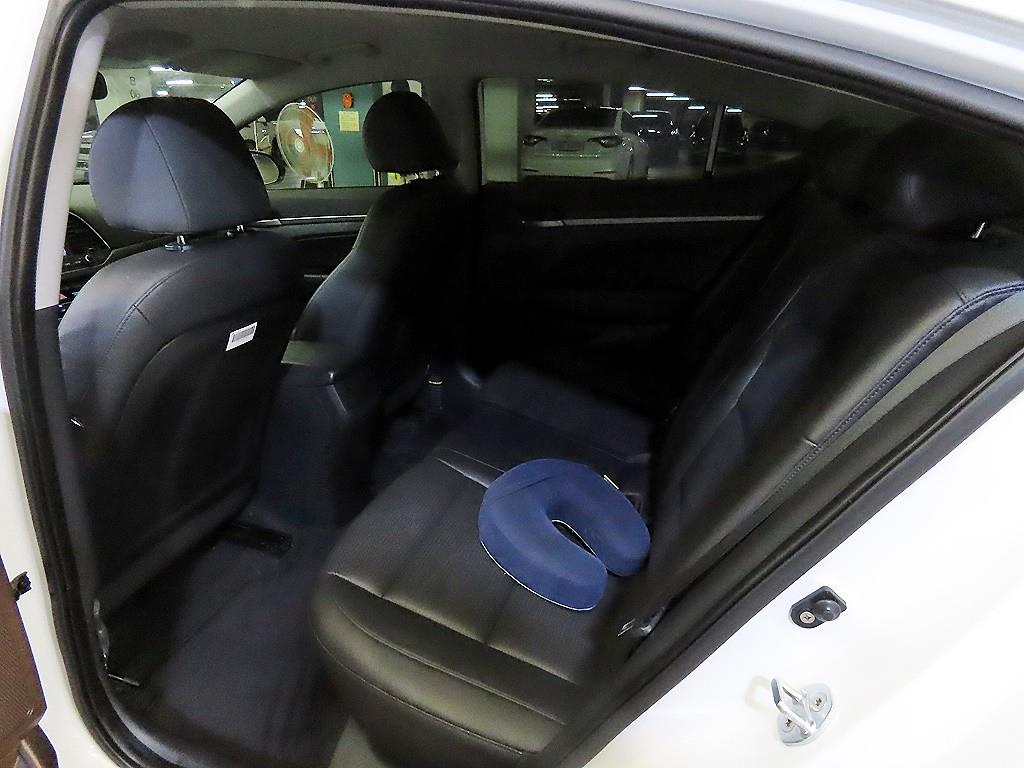 HYUNDAI Avante - Vista 7