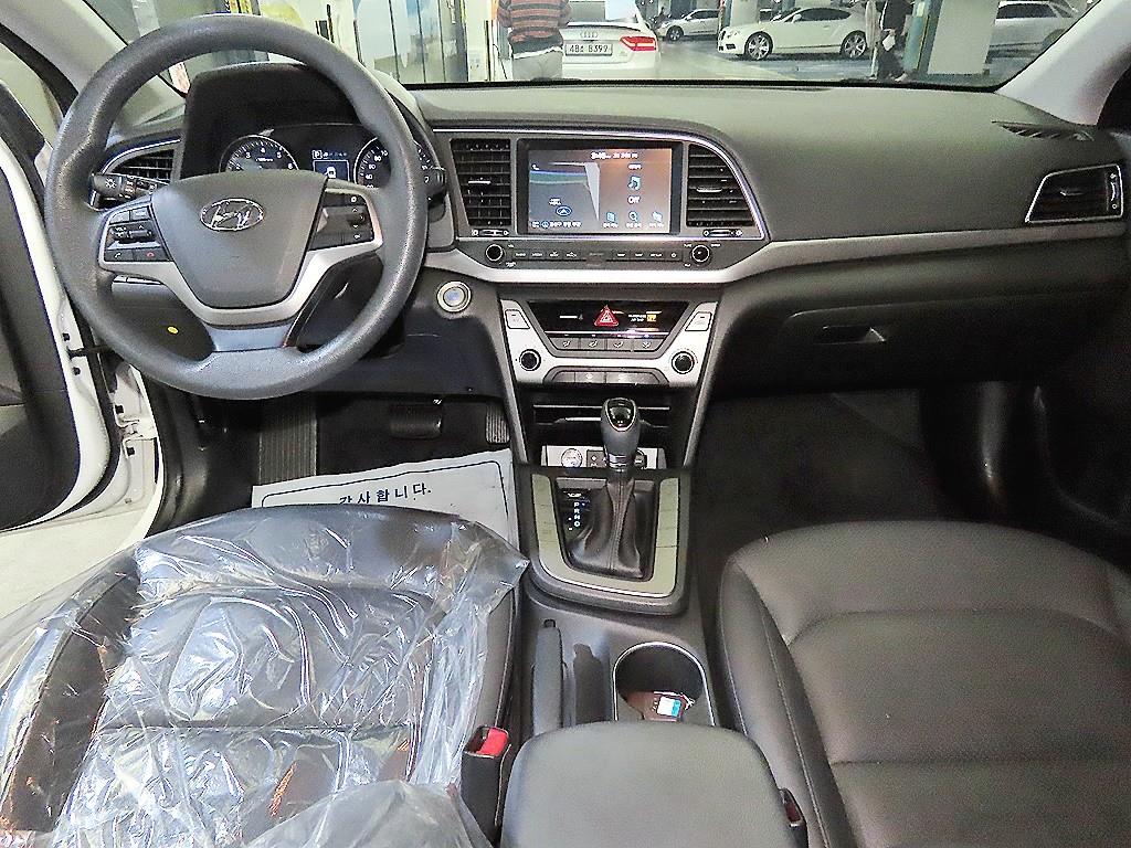 HYUNDAI Avante - Vista 10