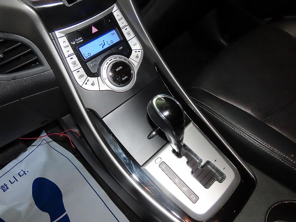 HYUNDAI Avante - Vista 12