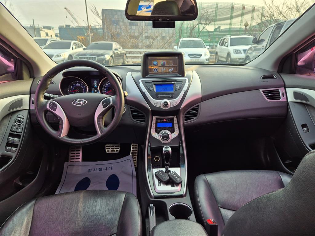 HYUNDAI Avante - Vista 9