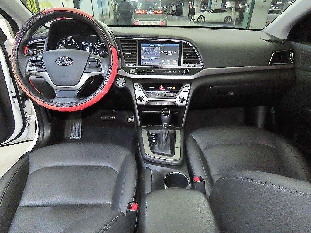 HYUNDAI Avante - Vista 10