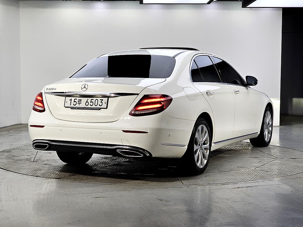 Mercedes Benz E class - Vista 4