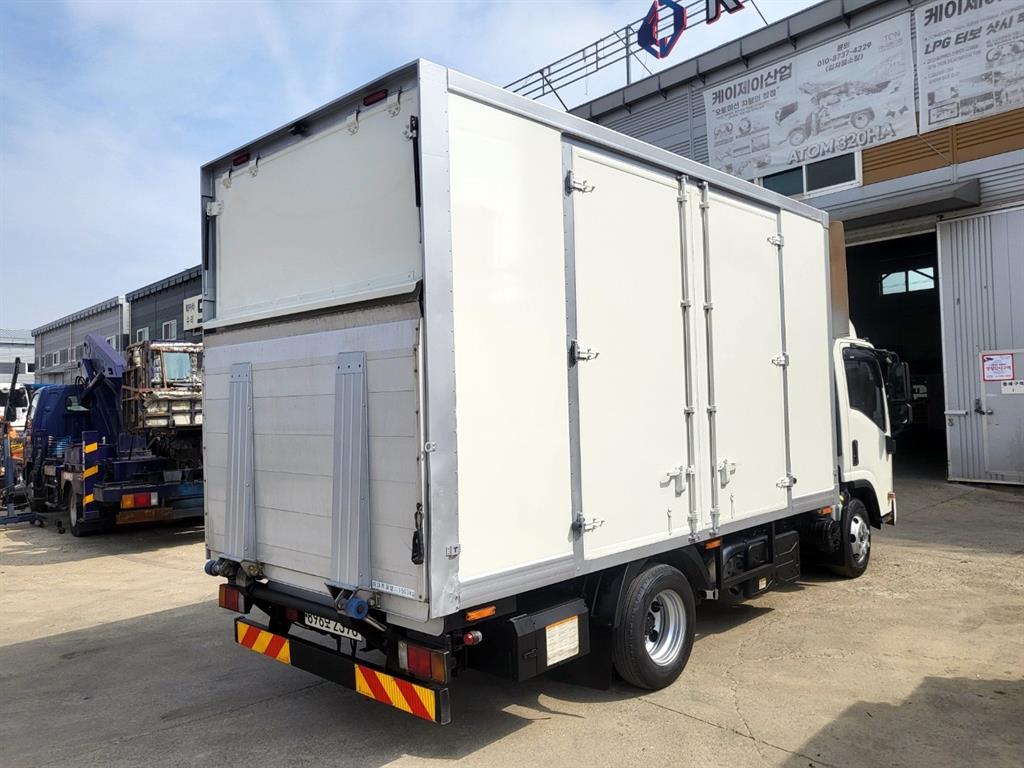 medium and large cargo truck - Vista 6