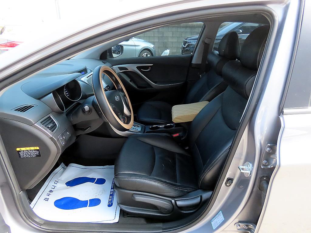 HYUNDAI Avante - Vista 5