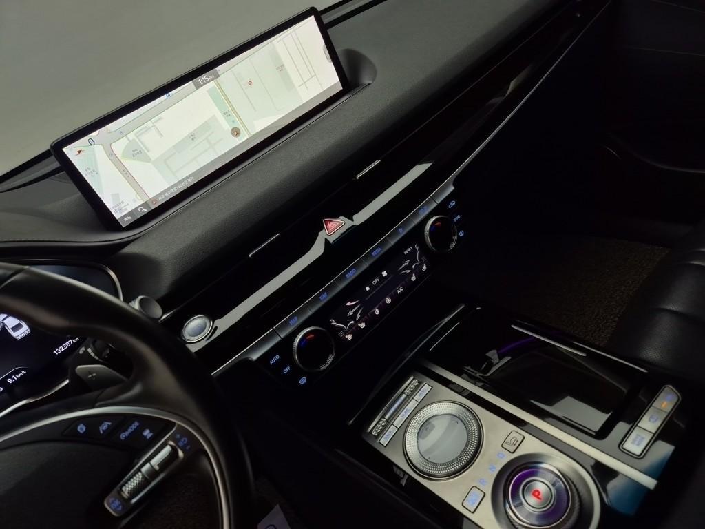 Genesis G80 - Vista 10