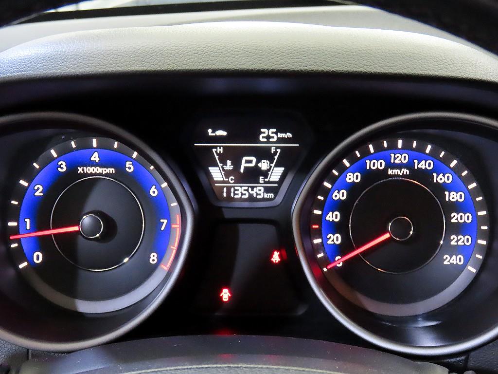 HYUNDAI Avante - Vista 9