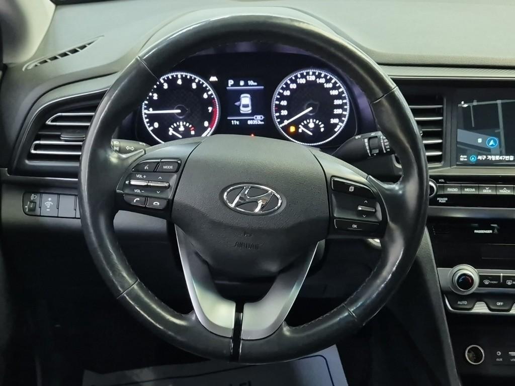 HYUNDAI Avante - Vista 9