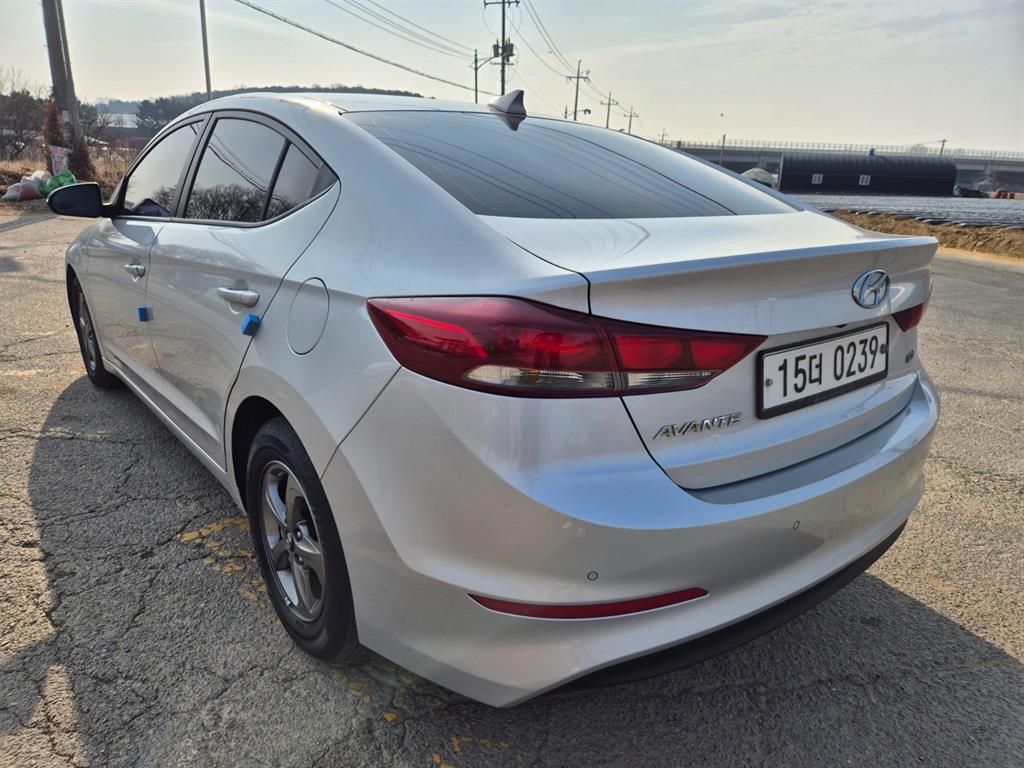 HYUNDAI Avante - Vista 6