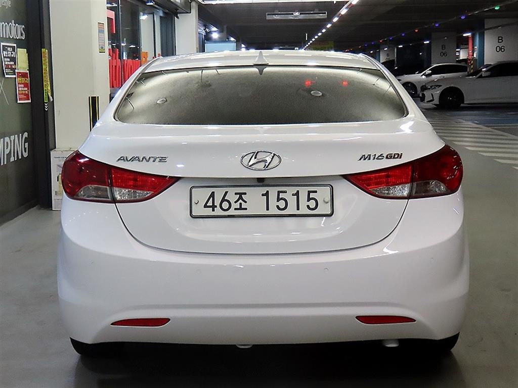 HYUNDAI Avante - Vista 5