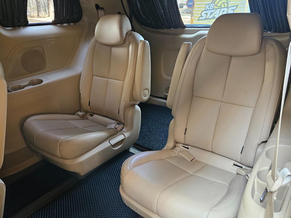 KIA Carnival - Vista 11