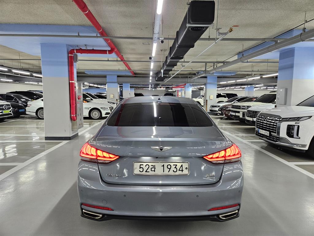 HYUNDAI Genesis - Vista 4