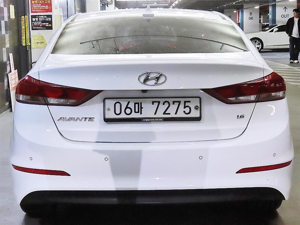 HYUNDAI Avante - Vista 5