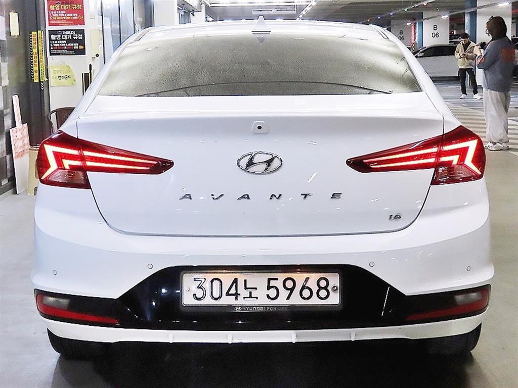 HYUNDAI Avante - Vista 5