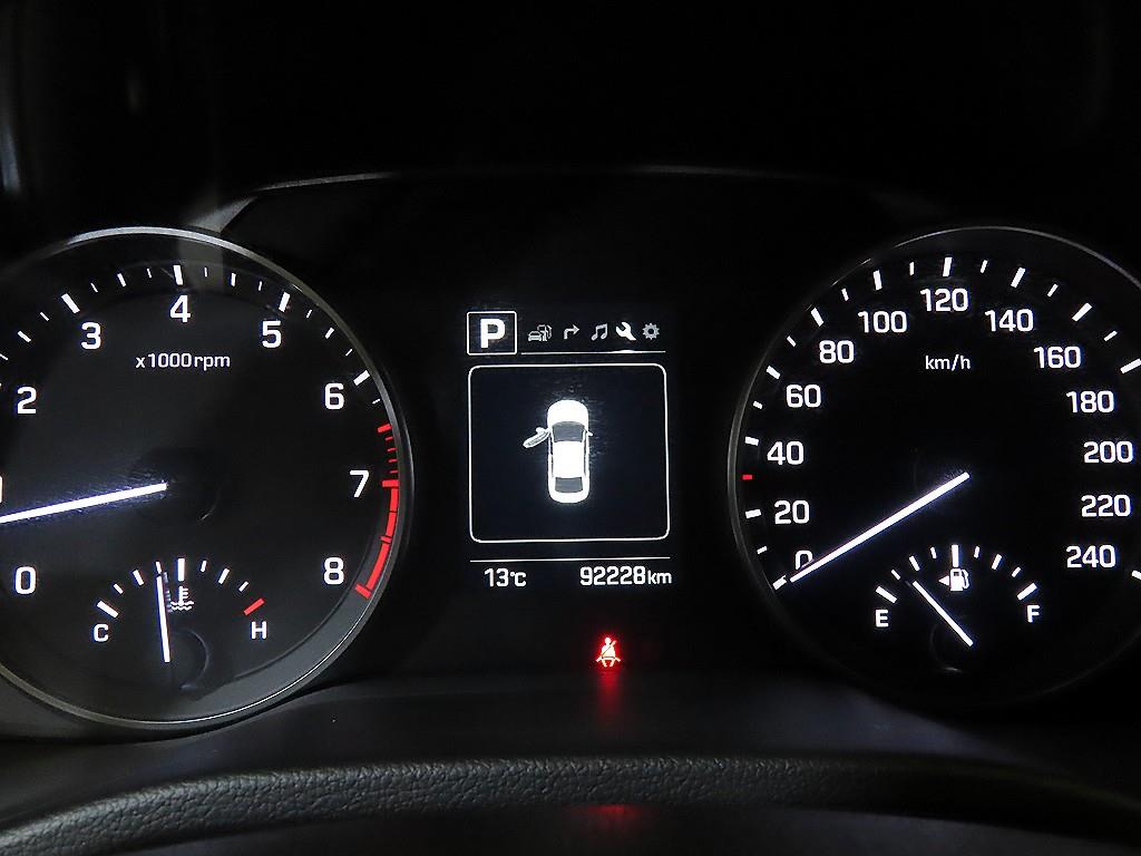 HYUNDAI Avante - Vista 9