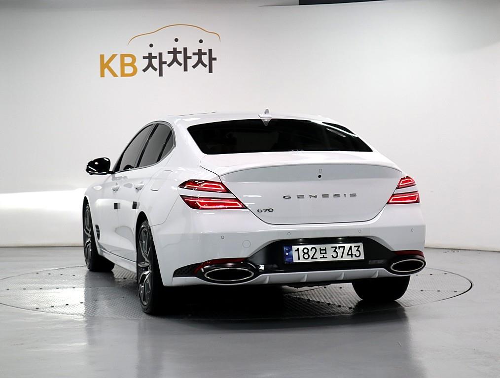 Genesis G70 - Vista 4