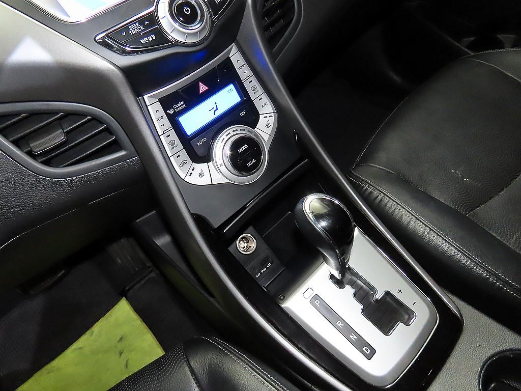 HYUNDAI Avante - Vista 12