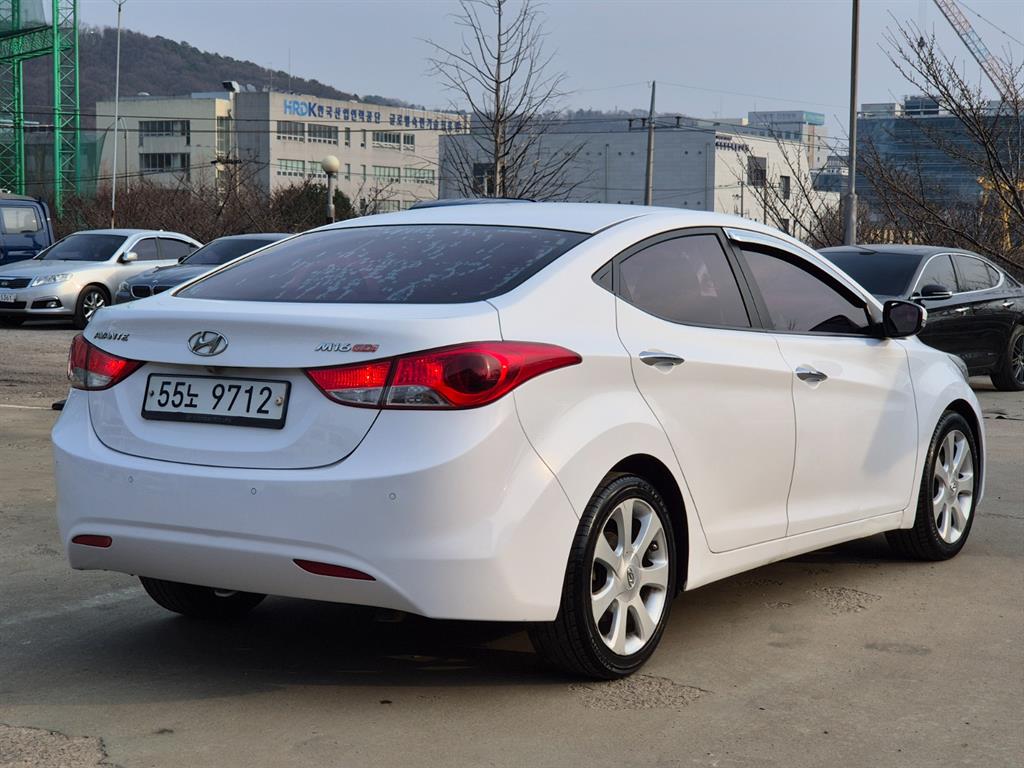 HYUNDAI Avante - Vista 4