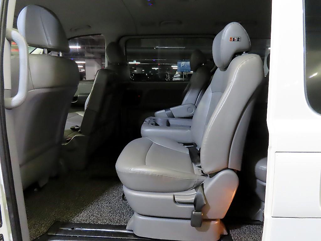 HYUNDAI Starex - Vista 7