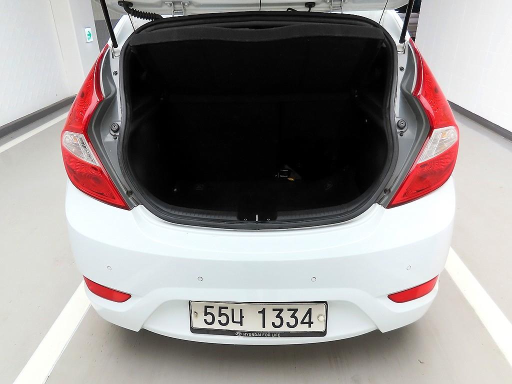 HYUNDAI Accent - Vista 5