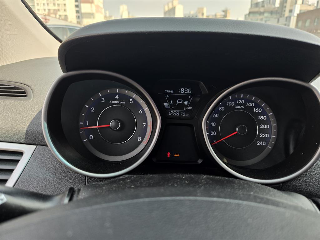 HYUNDAI Avante - Vista 7