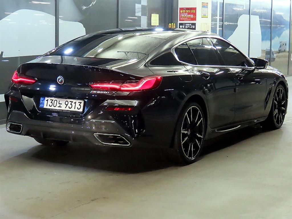 BMW 8 Series - Vista 4