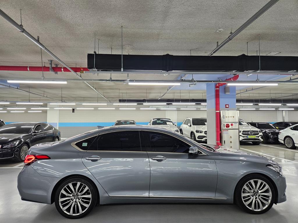 HYUNDAI Genesis - Vista 5