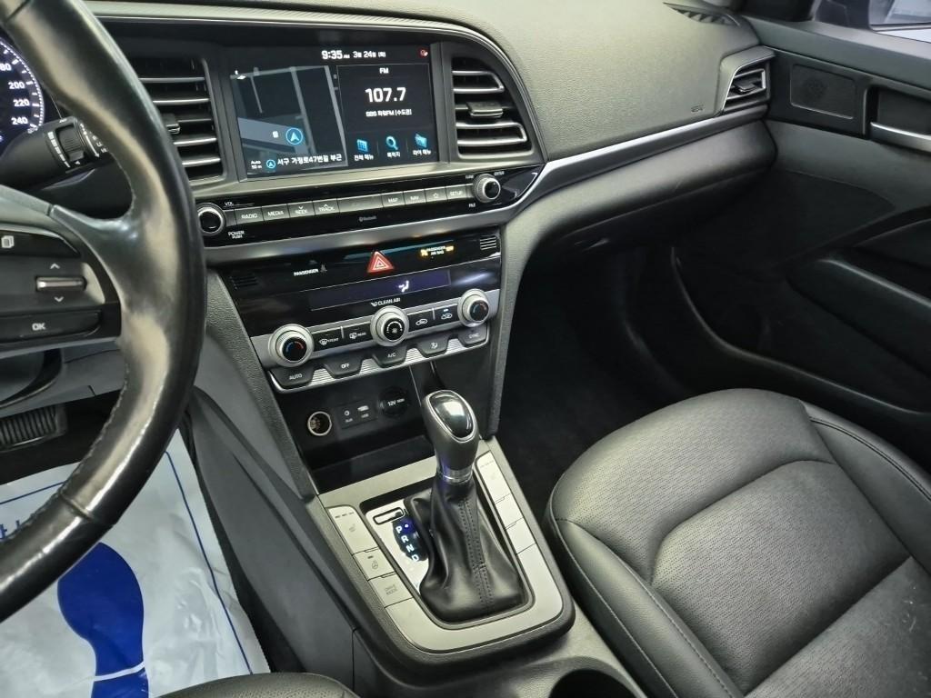 HYUNDAI Avante - Vista 10