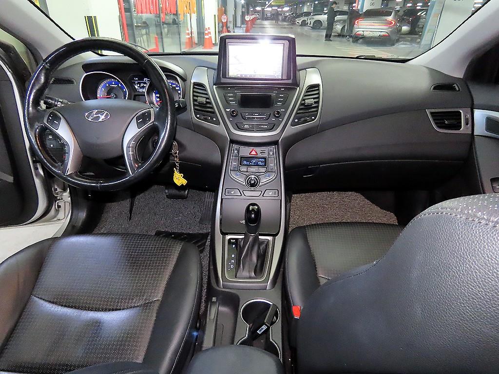 HYUNDAI Avante - Vista 10