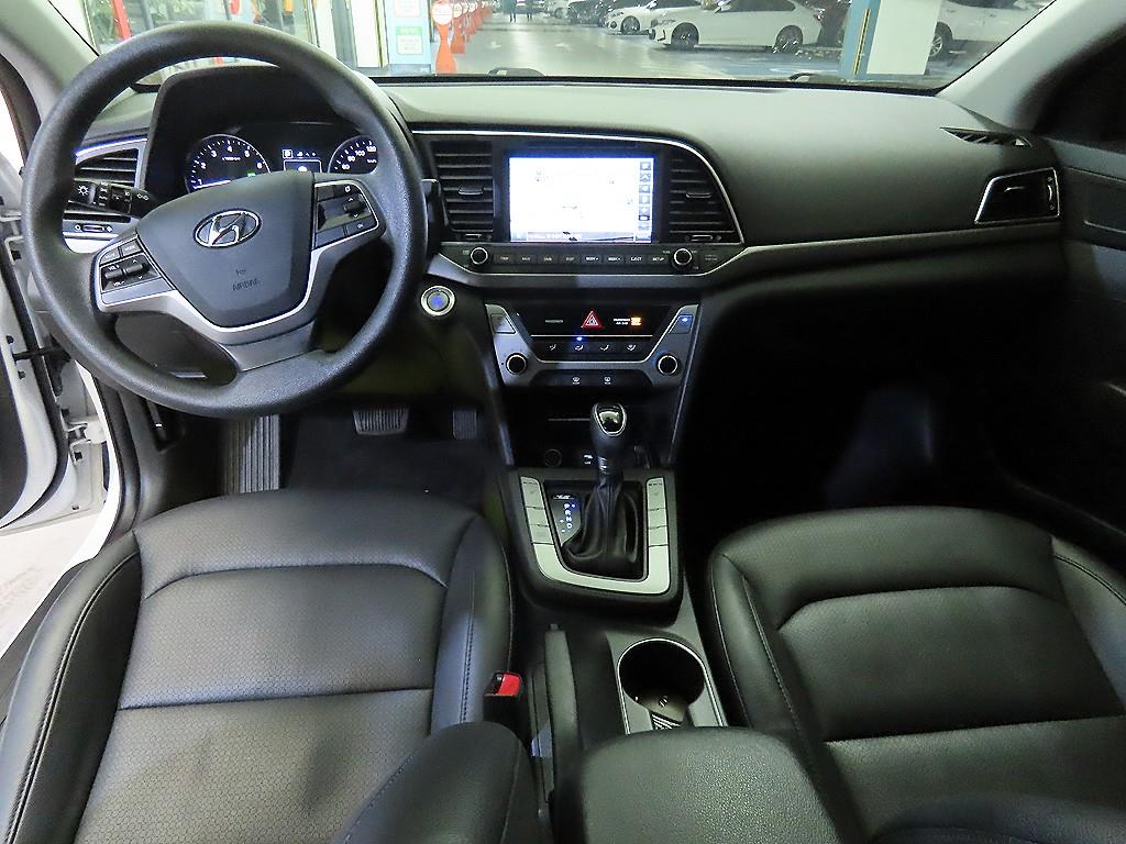 HYUNDAI Avante - Vista 10