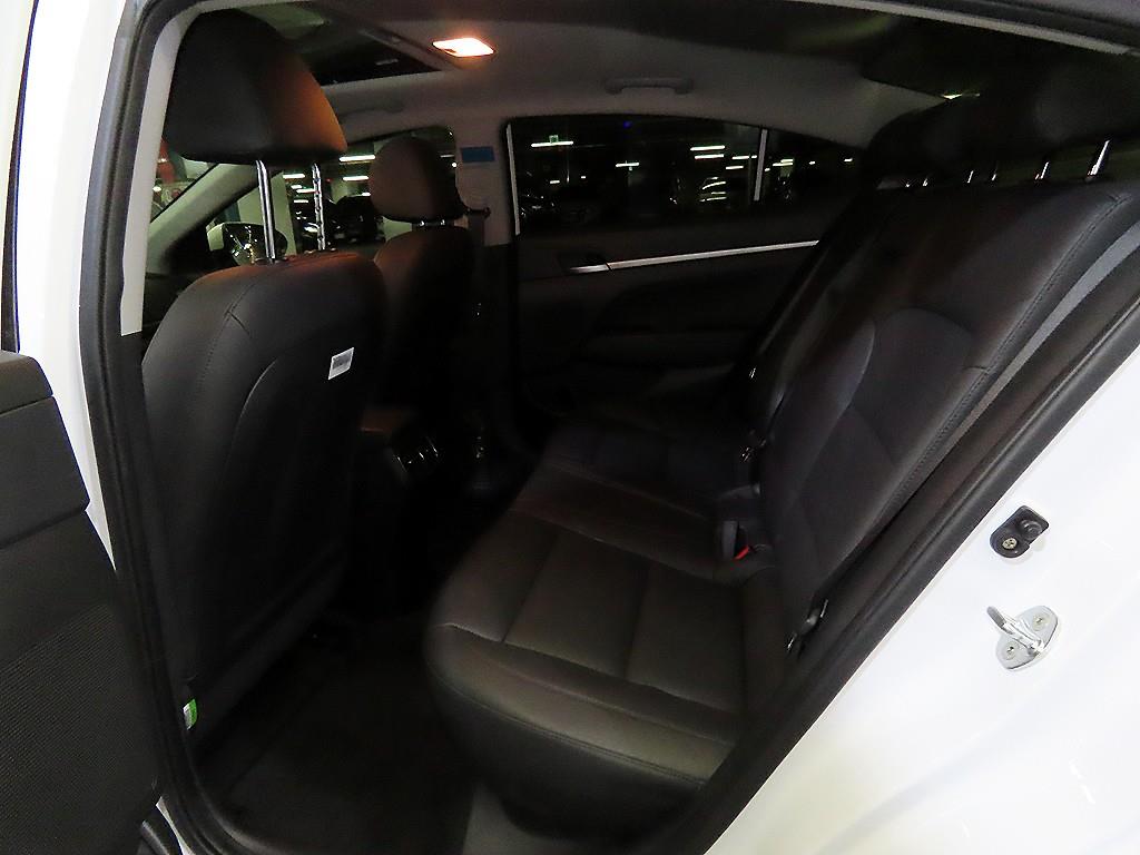 HYUNDAI Avante - Vista 7