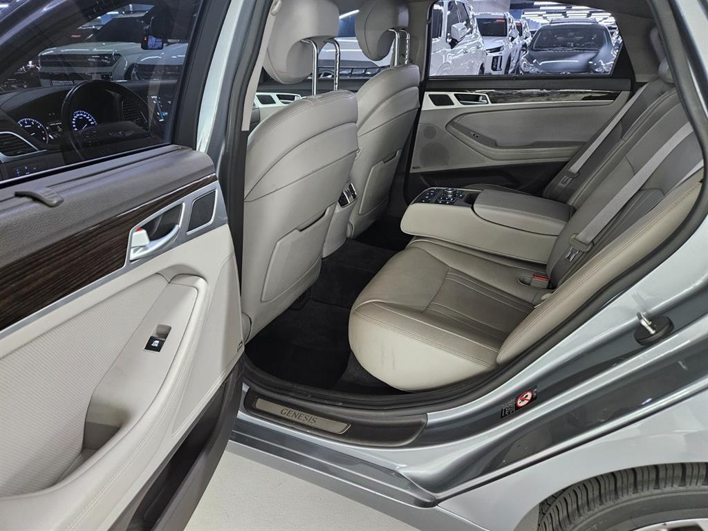 HYUNDAI Genesis - Vista 8