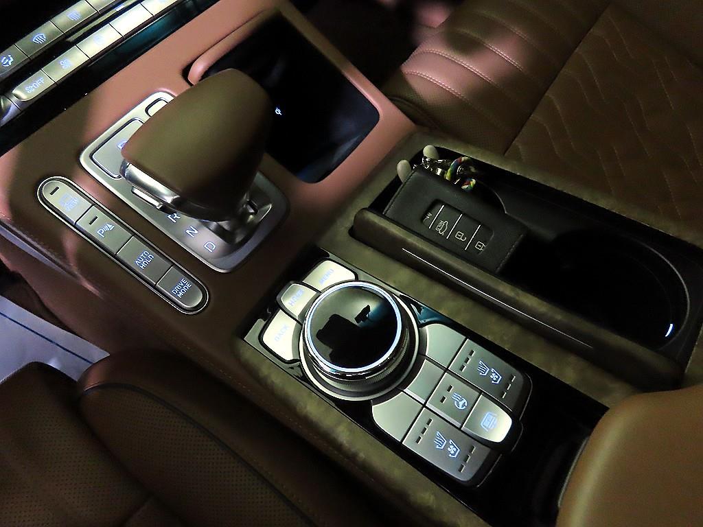 Genesis G90 - Vista 12