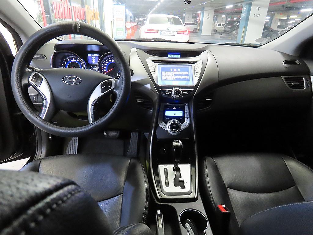 HYUNDAI Avante - Vista 10