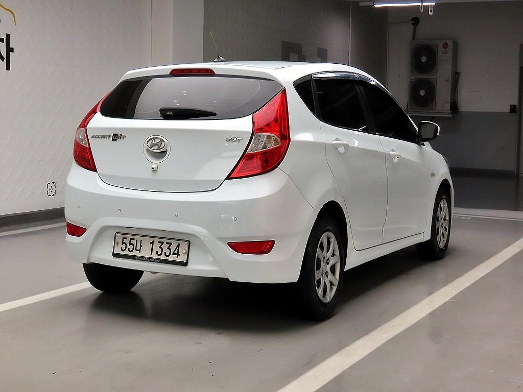 HYUNDAI Accent - Vista 4