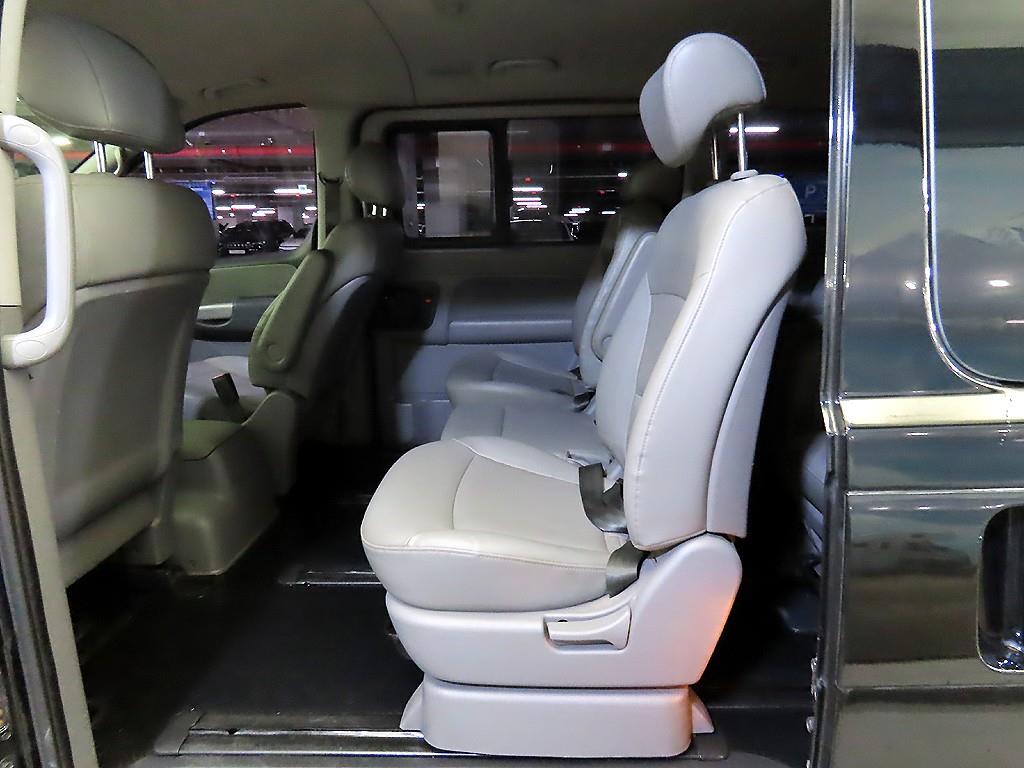 HYUNDAI Starex - Vista 7