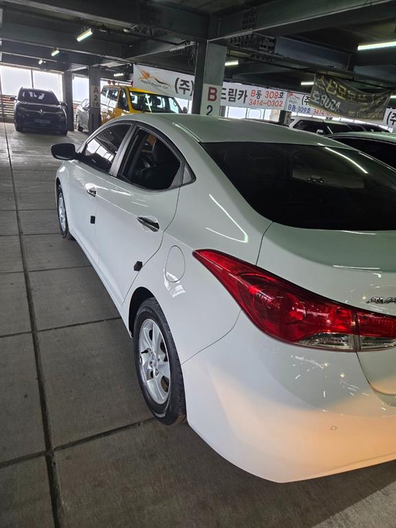 HYUNDAI Avante - Vista 2