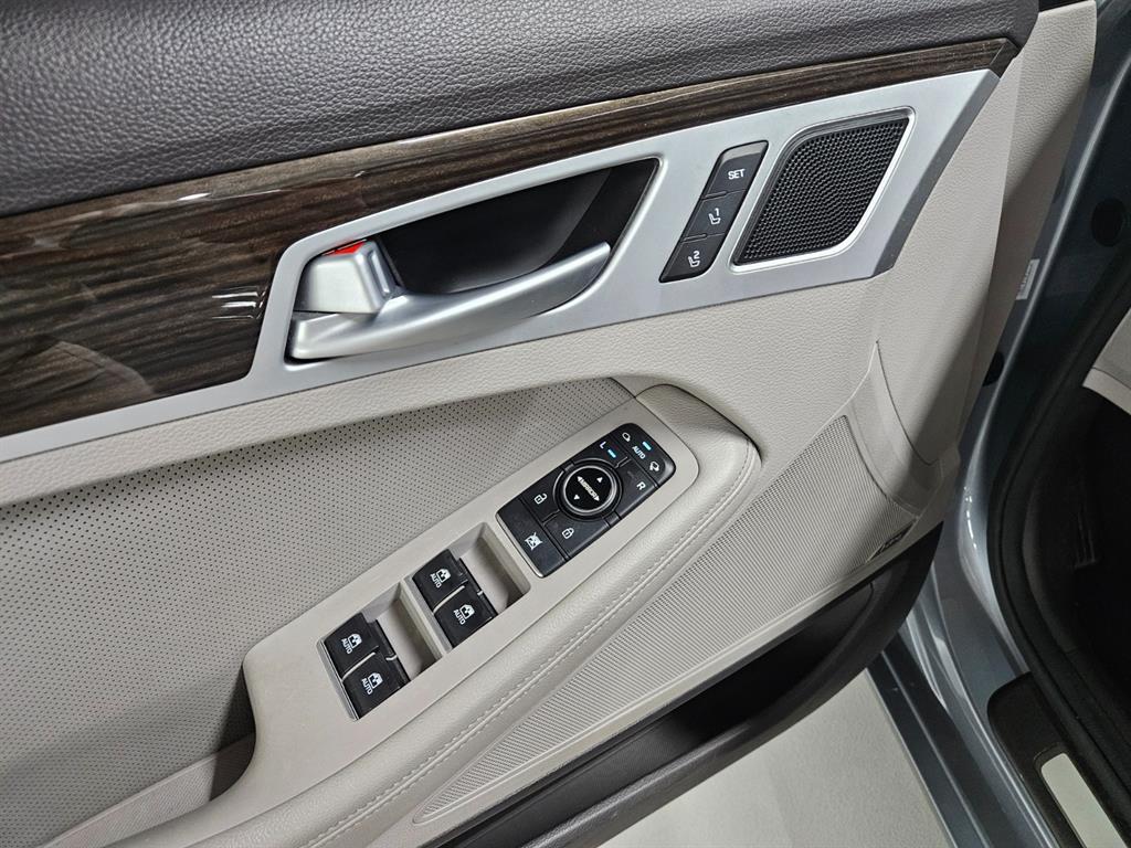 HYUNDAI Genesis - Vista 7