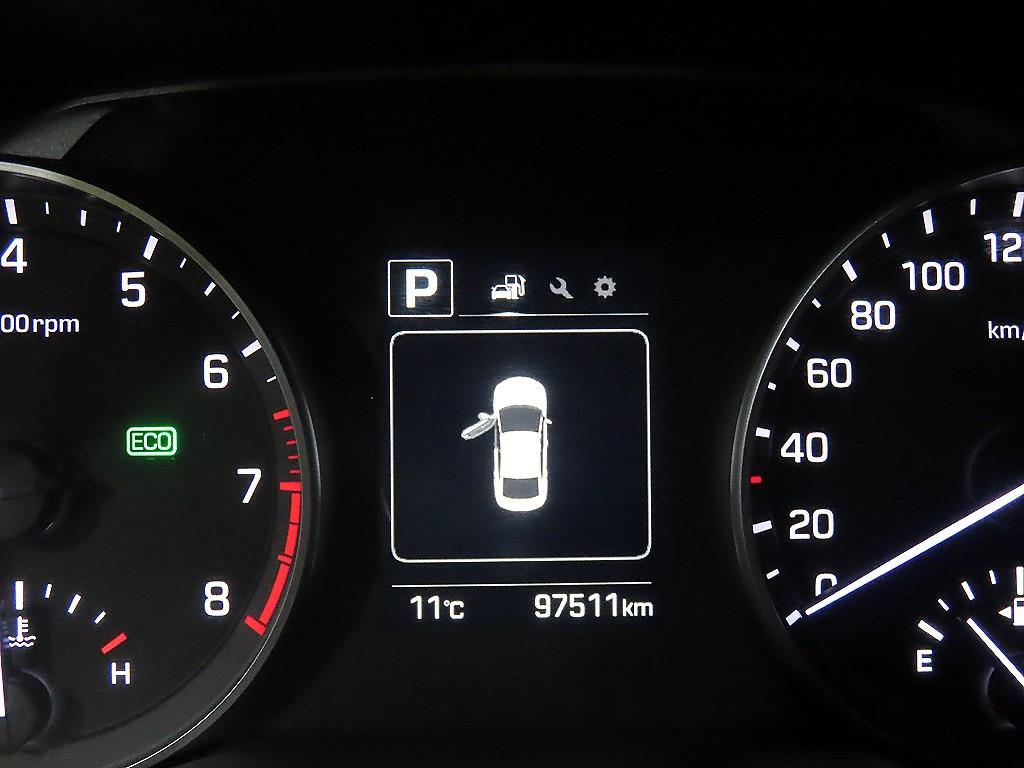 HYUNDAI Avante - Vista 9