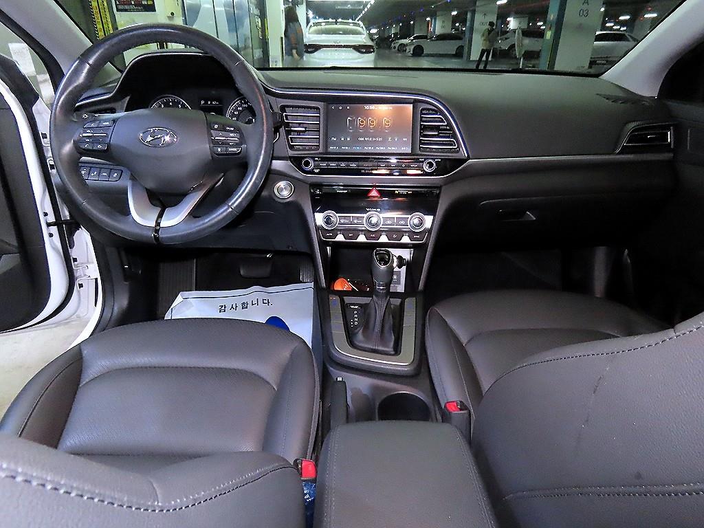 HYUNDAI Avante - Vista 10