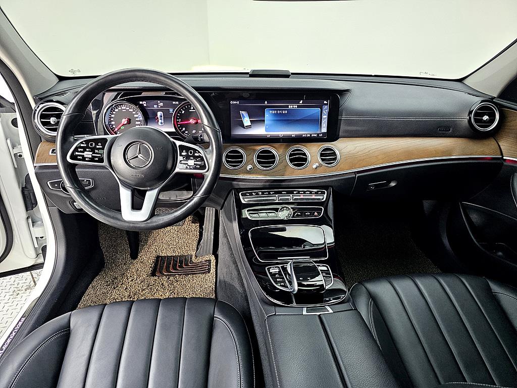 Mercedes Benz E class - Vista 5