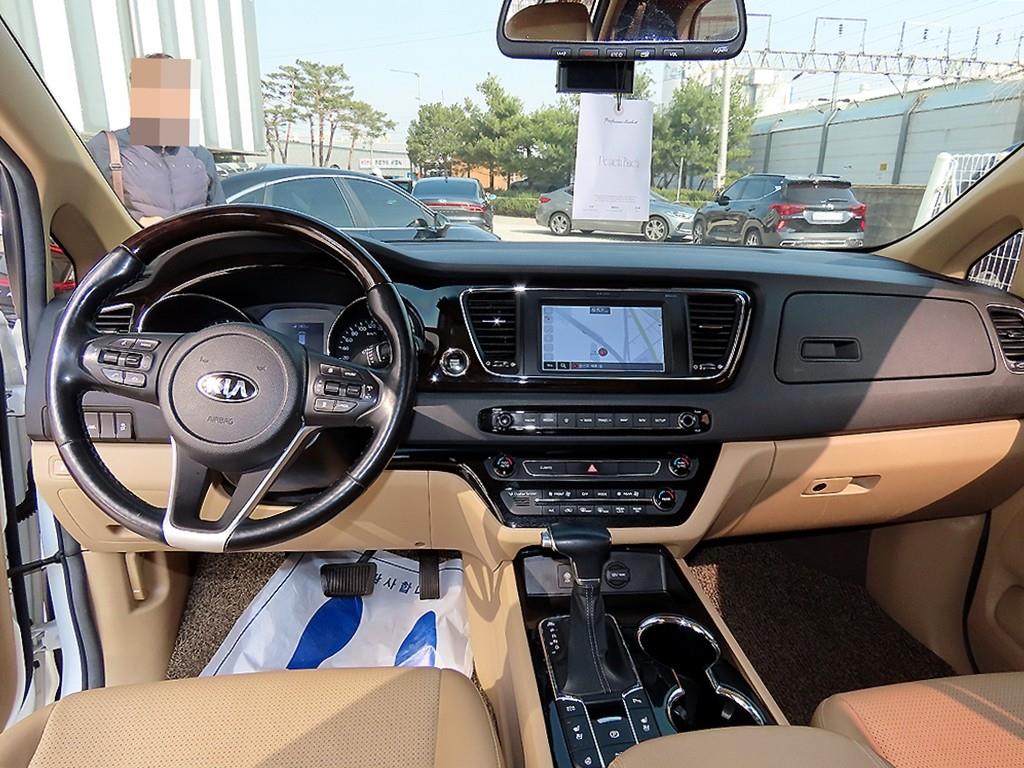KIA Carnival - Vista 8