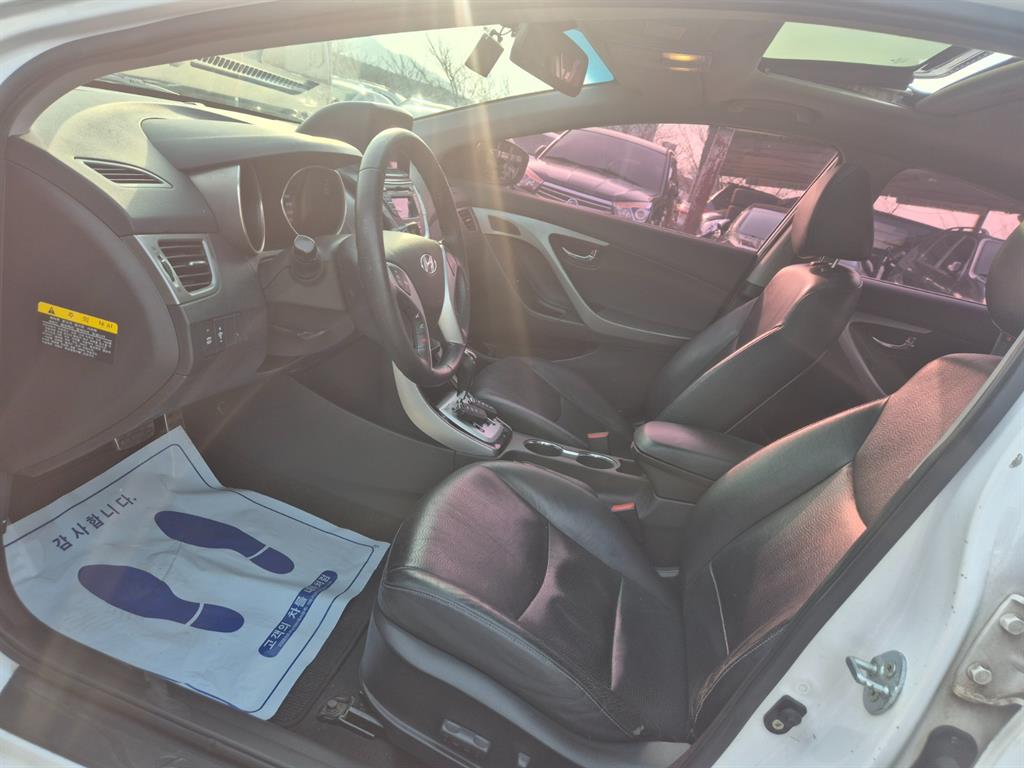 HYUNDAI Avante - Vista 10